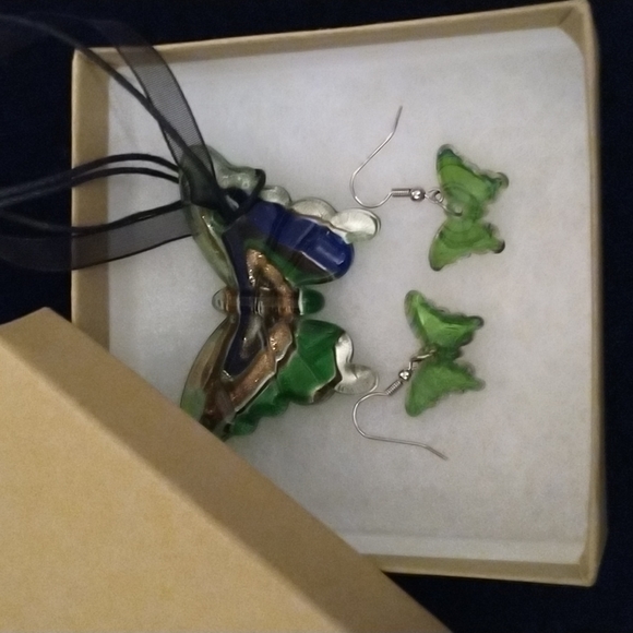 - 🦋Gorgeous new handcrafted glass butterfly necklace and earring set🌸 - Picture 8 of 8